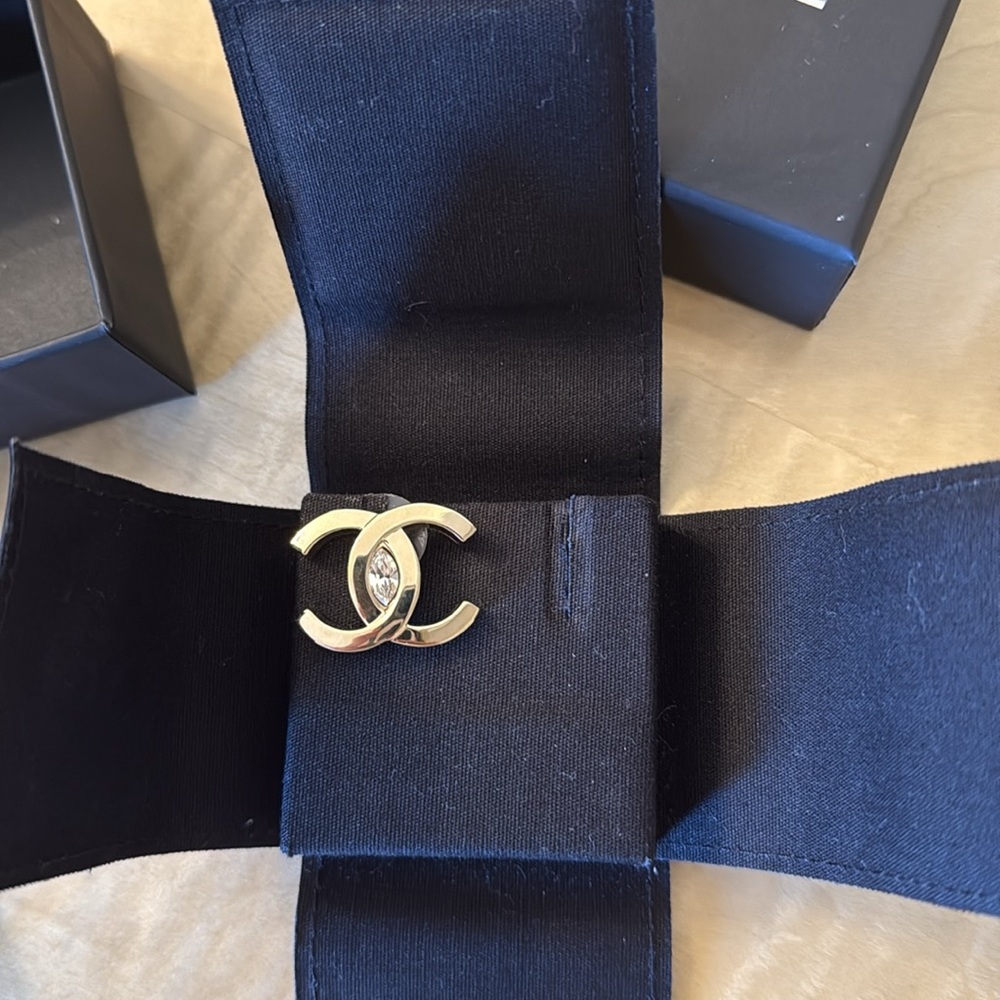 Chanel pierced single earring in light gold and crystal